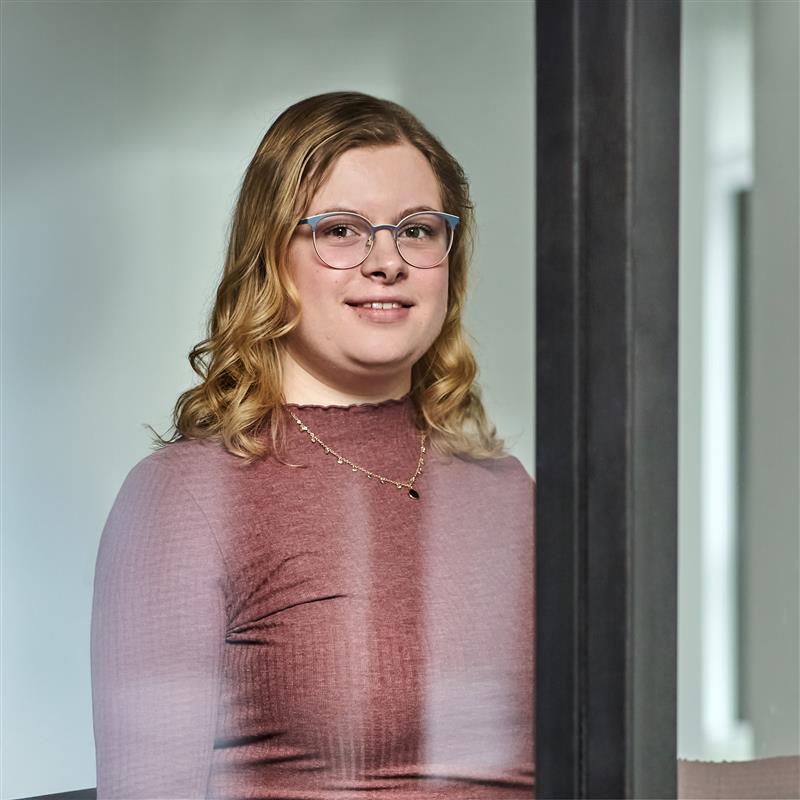 Porträt von Julia, Mitarbeiterin.