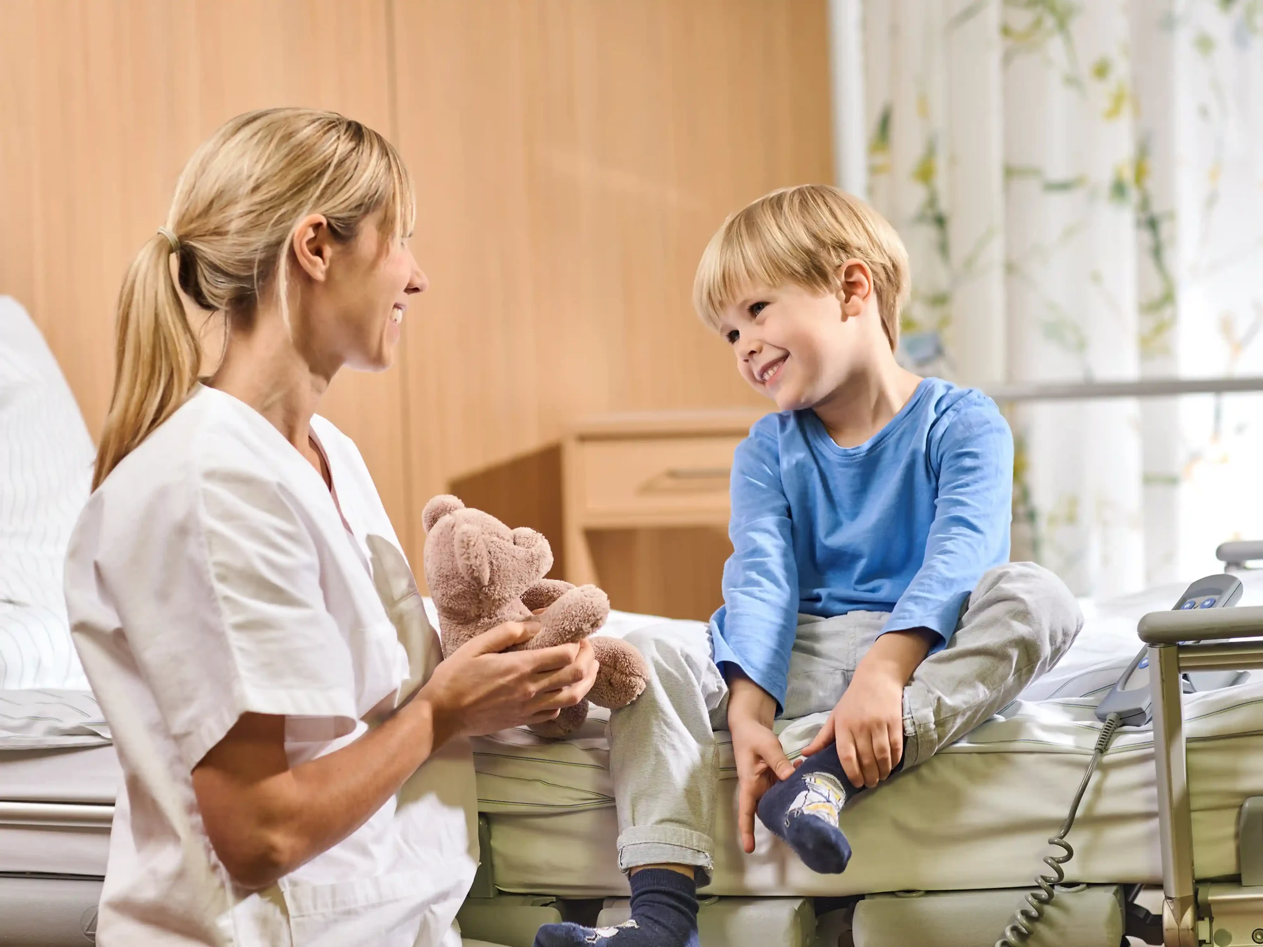 Pediatrics_doctor_patient_boy_ward_1286_4zu3