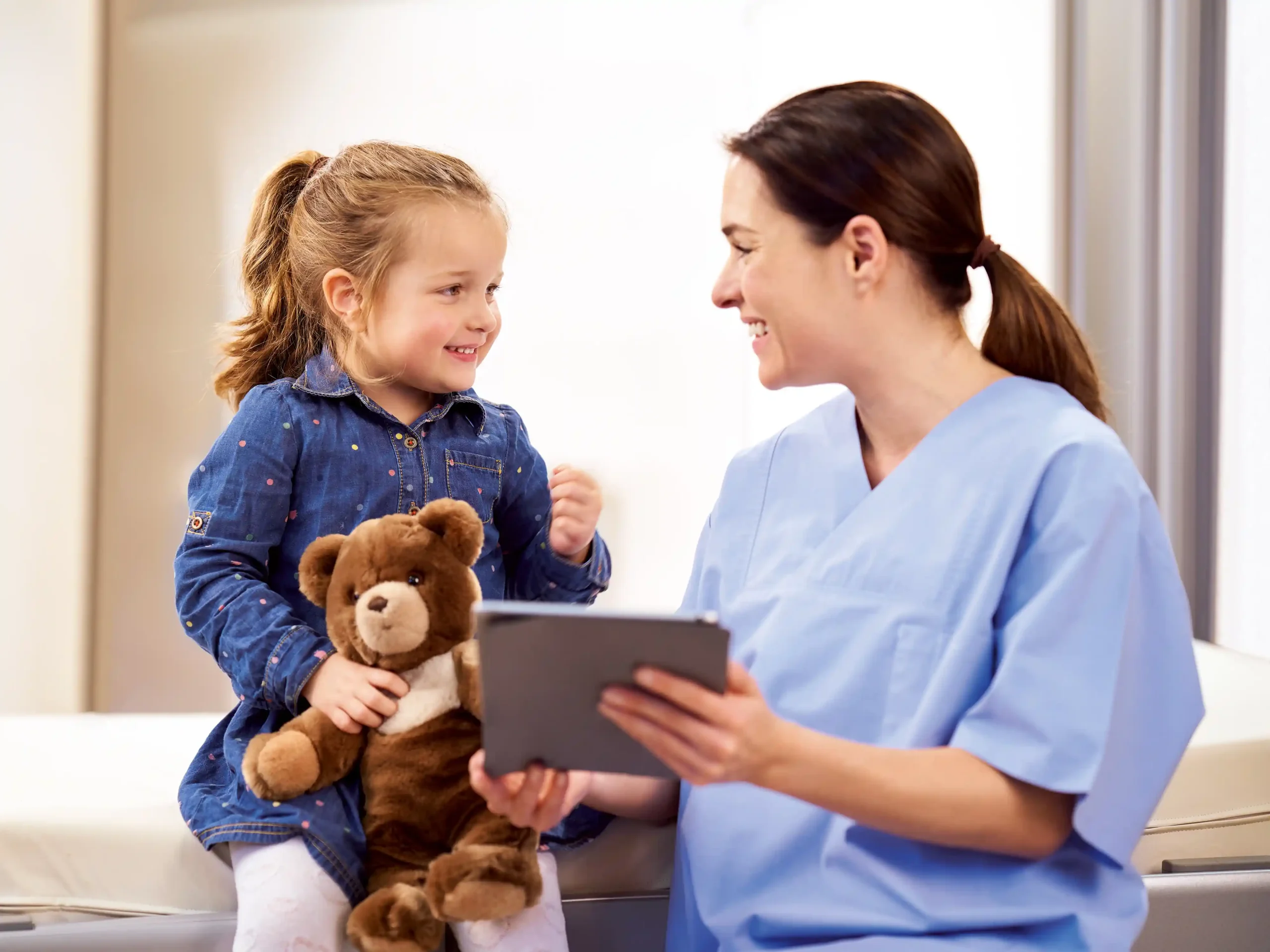 Pediatrics_nurse_patient_girl_examination_room_2280_4zu3